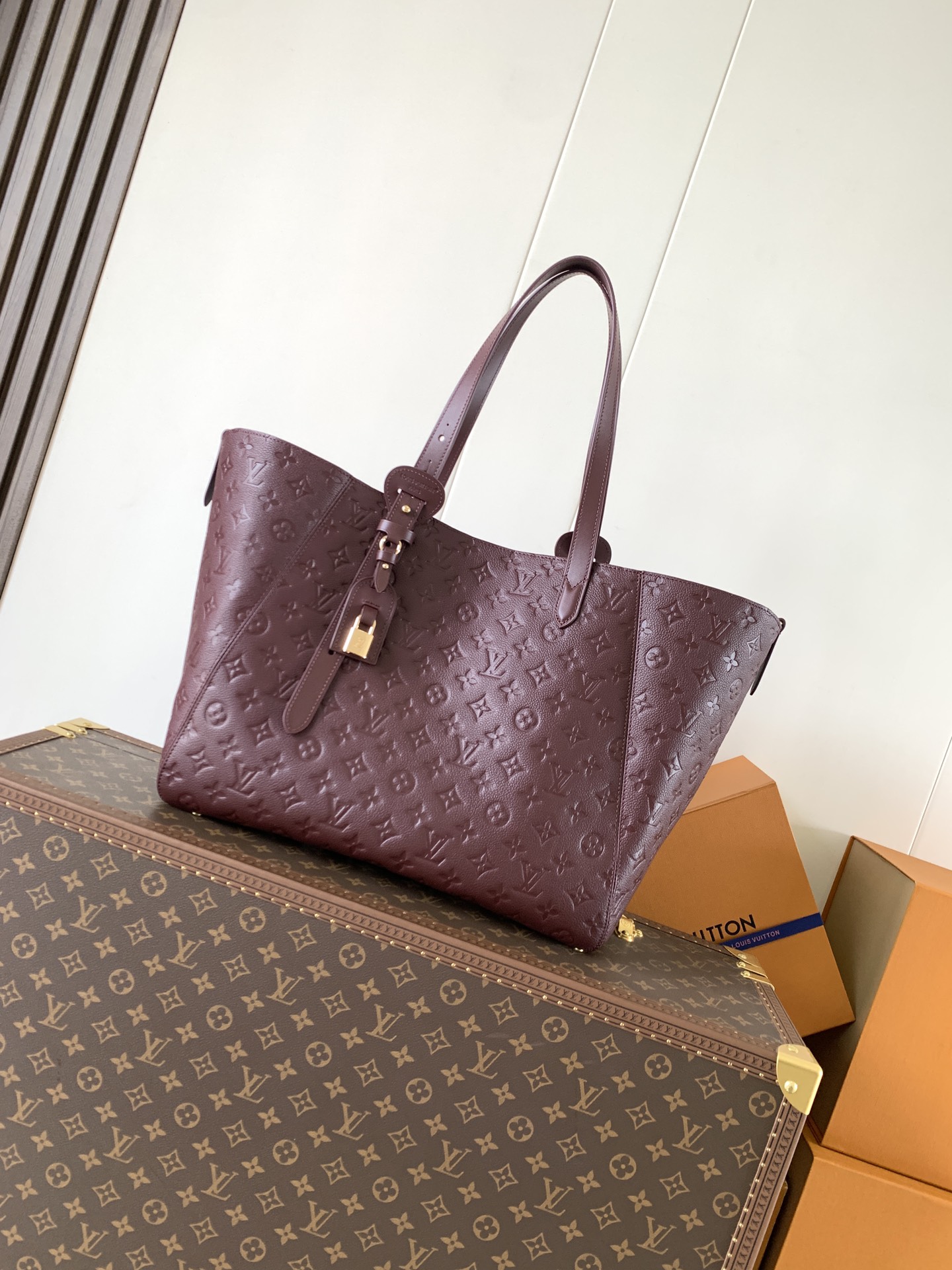 Louis Vuitton LV Classic Handbag Premium Canvas Model M23943 Crossbody Strap Office Commute High-End Fashion